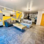 Lush Gated Cardiff Bay Flat With Fast Wifi & Parking