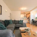 2 Bed Spacious Apartment In Cardiff Cc
