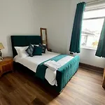 City Escape , 10 Mins Walk To The City Centre And Principality Stadium Sleeps 5