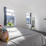 New Stylish 5Bd, 5Min From Town