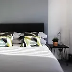 New Stylish 5Bd, 5Min From Town