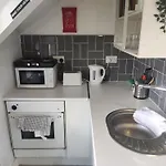 1 Bedroom Flat W/ 2 Beds