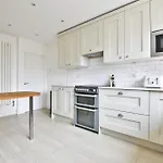 Stayright Homely 3 Bedroom House In Vibrant Whitchurch