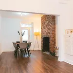 Mideyah Stays - 3 Bed Comfy House
