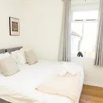 Mideyah Stays - 3 Bed Comfy House