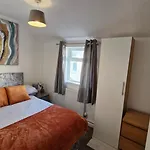 Large Three Bedroom Apartment With Roof Terrace Near City Centre