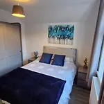 Large Three Bedroom Apartment With Roof Terrace Near City Centre