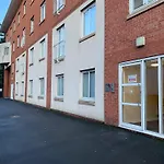 Modern 2 Bedroom Apartment Next To Bay With Parking