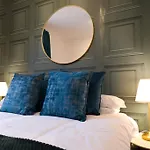 King Bed Apartment By Property Promise