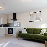 Stylish 1 Bed Apartment With Free Parking
