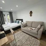 Swan Lake Lodge & Free Parking