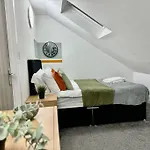 Stylish One Bedroom & A Sofa Bed