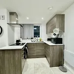 Stylish One Bedroom & A Sofa Bed