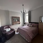 Adanhouse-Stockland Spacious 5 Bedroom House Sleeps 12 Private Garden