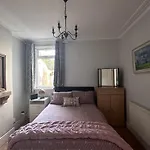 Adanhouse-Stockland Spacious 5 Bedroom House Sleeps 12 Private Garden