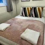 The Cozy Stay, Sleeps 6 , 2 Large Parking Spaces, Private Garden Walking Distance To Cardiff Bay And City Centre Pets Welcome