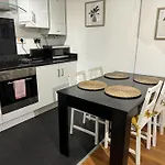 The Cozy Stay, Sleeps 6 , 2 Large Parking Spaces, Private Garden Walking Distance To Cardiff Bay And City Centre Pets Welcome
