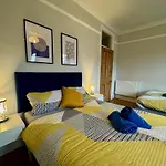 Large Citycentre Townhouse & Hot Tub, Pool Table And Offroad Parking