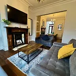 Large Citycentre Townhouse & Hot Tub, Pool Table And Offroad Parking