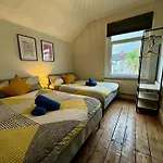 Large Citycentre Townhouse & Hot Tub, Pool Table And Offroad Parking