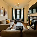 Large Citycentre Townhouse & Hot Tub, Pool Table And Offroad Parking