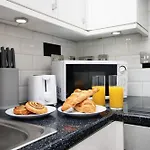 Perfectly Located City Centre Apartment, Free Parking, Cable Tv And Wi-Fi