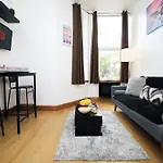 Perfectly Located City Centre Apartment, Free Parking, Cable Tv And Wi-Fi