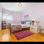 Stunning Spacious City Apartment With Free Parking
