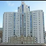 Stunning Spacious City Apartment With Free Parking