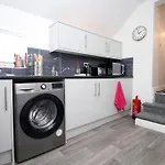 Premium Guesthouse, Fast Wi-Fi, Street Free Parking, Central, Fully Equipped