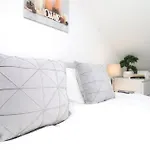 Premium Guesthouse, Fast Wi-Fi, Street Free Parking, Central, Fully Equipped