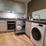Modern One Bedroom Apartment In Cardiff Bay