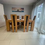 Holiday Home In Cardiff, Sleeps 8