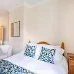 Room With Private Bath In Pontcanna