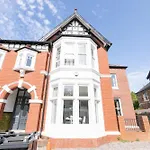 Stayright Spacious Apartments With Private Parking- 15-Minute Stroll To Town Centre