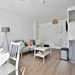 Stayright Spacious Apartments With Private Parking- 15-Minute Stroll To Town Centre