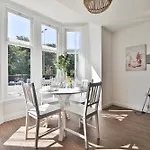 Stayright Spacious Apartments With Private Parking- 15-Minute Stroll To Town Centre