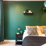 Amazing Flat-Parking Available-By Fabaccommodation