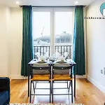 Amazing Flat-Parking Available-By Fabaccommodation