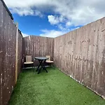 2-Bed Apartment With Rooftop Garden In Prime Cardiff City Location