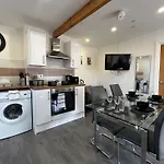 2-Bed Apartment With Rooftop Garden In Prime Cardiff City Location