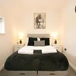 Stylish Stay With Private Garden! Near City Centre - Contractors, Relocators, Tourists