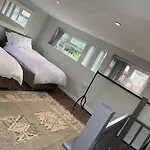 Adanhouse-Stockland Spacious 5 Bedroom House Sleeps 12 Private Garden