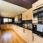 City Retreat, Spacious 4 Bed House, Games Room, Parking, Hot Tub & Bbq