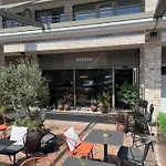 Amber Vista 2 Bedroom Apartments- Supermarket, Coffee Shop, Restaurants & Parking Below
