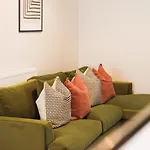 Beautiful 3 Bed In The Heart Of City With Free Parking