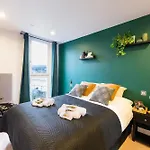 Amazing Flat-Parking Available-By Fabaccommodation