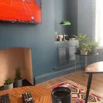 Cosy Vibes Central Cardiff House