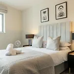 Elegant City Centre Apartment 2 Bedroom With Free Parking