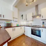 City Centre - 2 Bed Apartment- Free Parking & Netflix